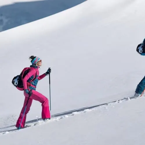 Drei Skifahrerinnen durchqueren verschneite Landschaft